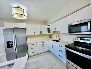 Building Photo - 3 bedroom in Hollywood FL 33020