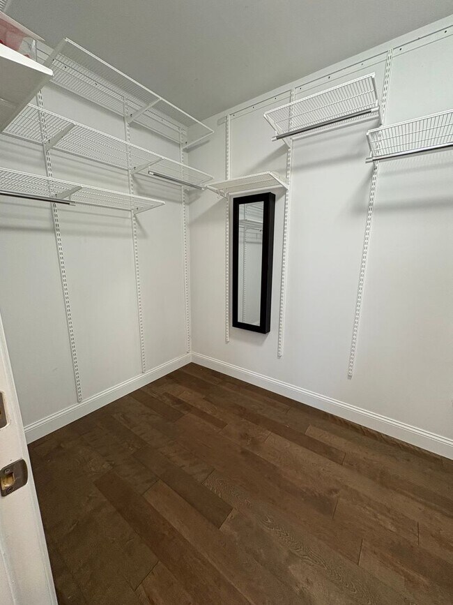 Building Photo - Welcome to your new home in the heart of S...