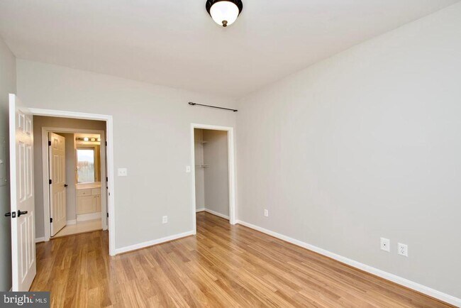 Building Photo - 2324 Henshaw Pl