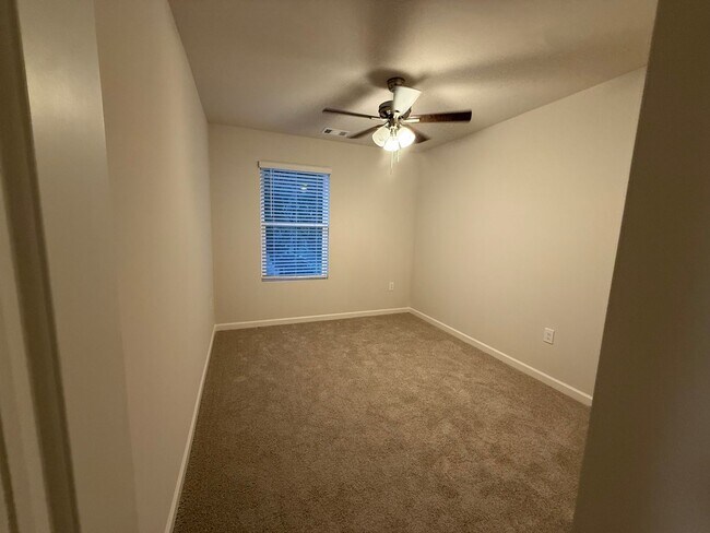 Building Photo - 3 Bedroom, 2.5 Bathroom- Townhouse in Armuchee!!