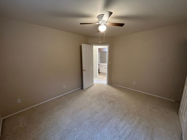 Building Photo - 4 Bed 3.5 Bath