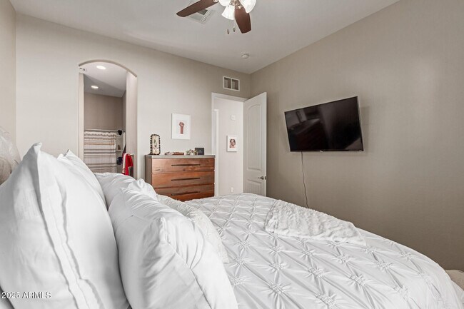 Building Photo - 1367 S Country Club Dr