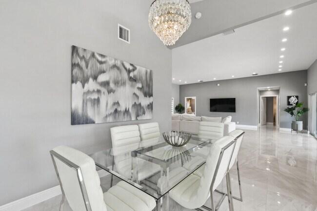 Building Photo - 7101 W Lake Dr