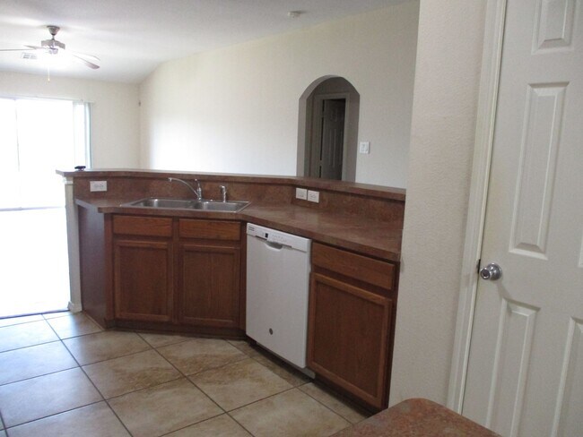 Building Photo - $2050 / 3br – 1648 ft2 - 3/2/2 w/Office re...