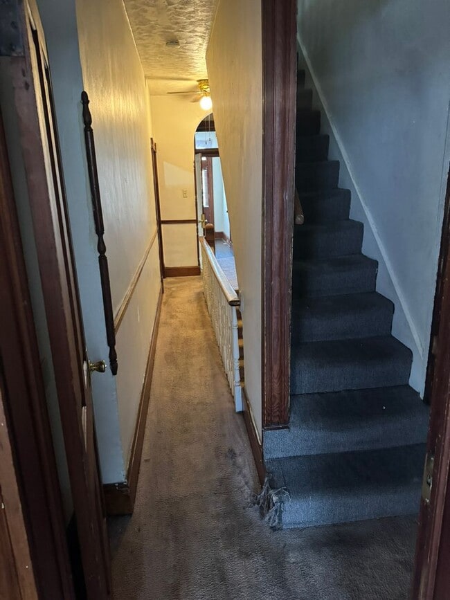 Building Photo - 4 bedroom, 1 bath, half double