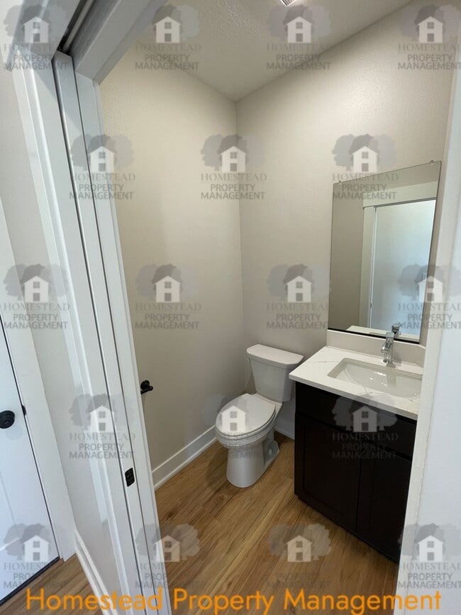 Building Photo - 186-188 SE Lacreole Dr