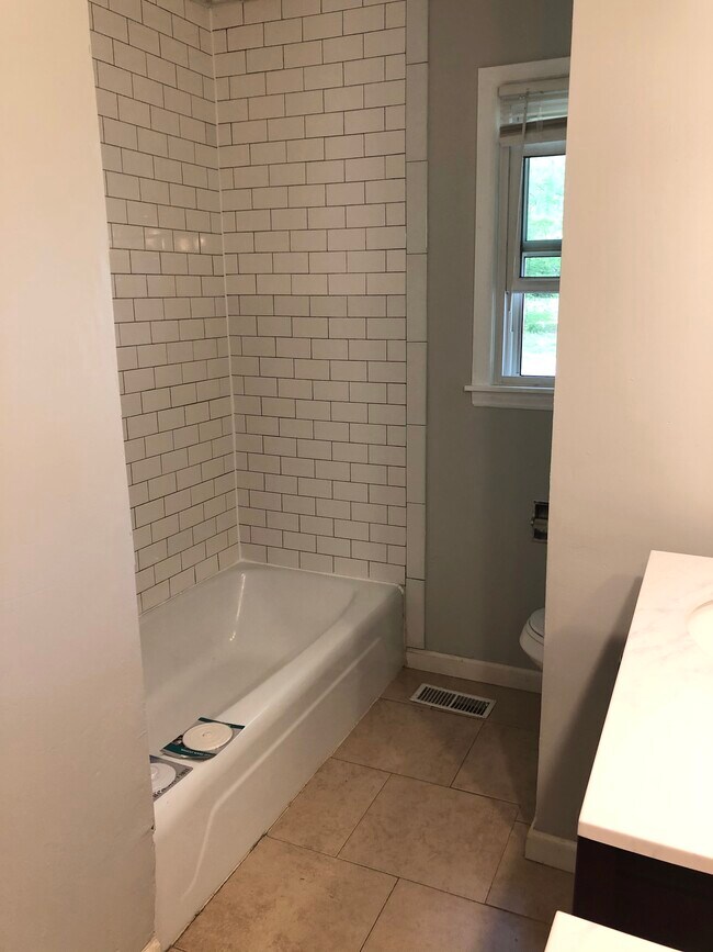 Building Photo - 2540 Cedarwood Ave