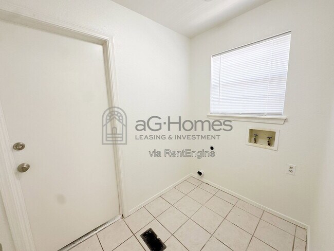 Building Photo - 909 Cherrywood Ln