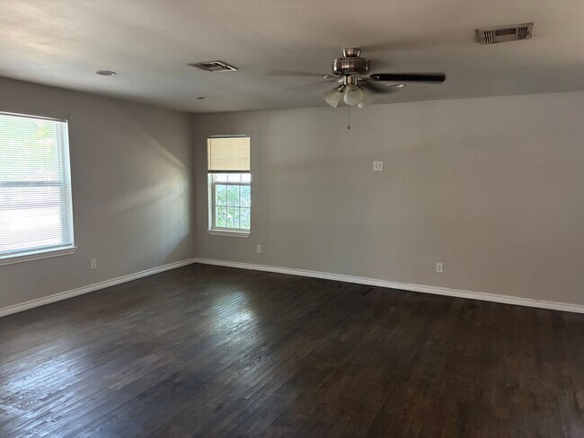 Building Photo - 1709 W Elm St