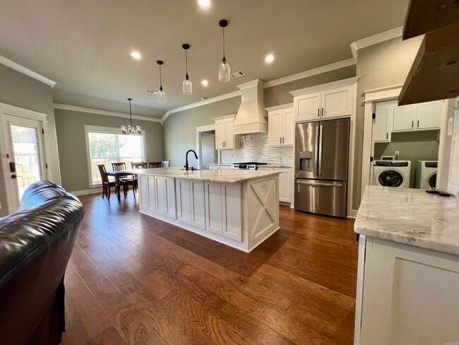 Building Photo - 9741 Meadow Creek Dr