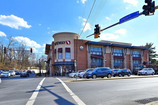 Building Photo - Gorgeous 2/2 with luxurious Lobby Level Condo in Hampden Row