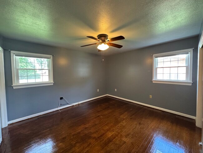 Building Photo - 117 Southerland Dr