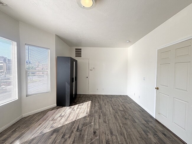 Building Photo - 517 E 500 S