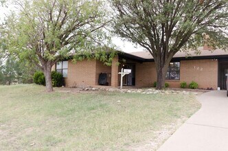 Building Photo - Wonderful Country Living close to town AVAILABLE NOW!