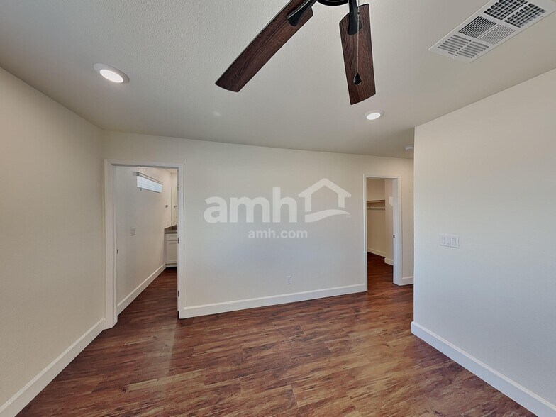 Building Photo - 556 Topiary Pk Ave