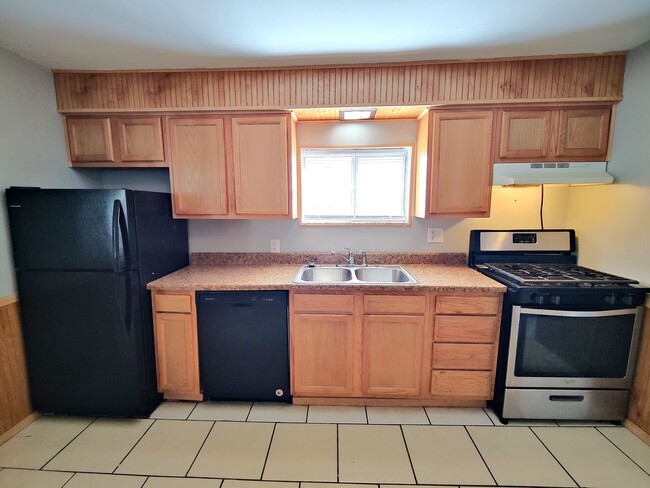 Building Photo - *Spacious & Updated 2BD/2BA Single Family ...