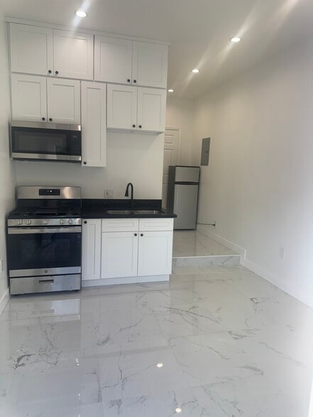 Building Photo - 4525 Dunsmore Ave