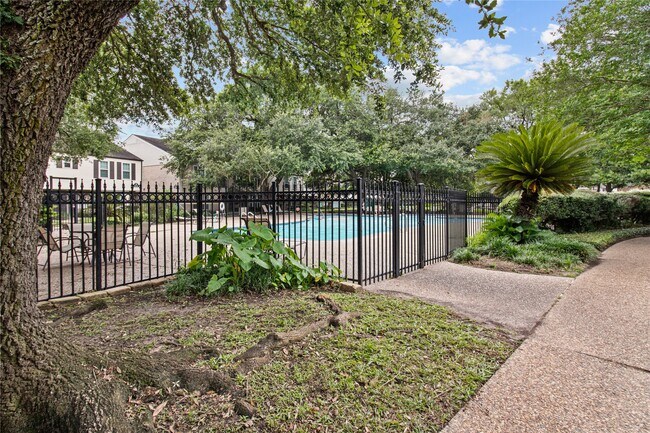 Building Photo - 12997 Trail Hollow Dr