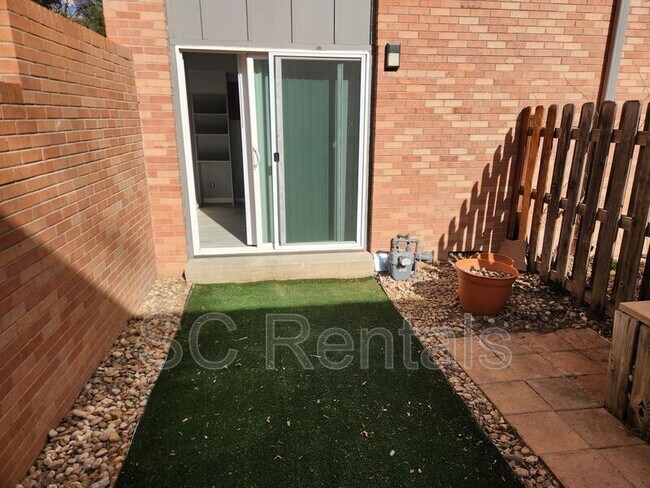 Building Photo - 526 S Howes St