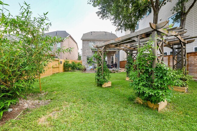 Building Photo - 7608 Janak Dr