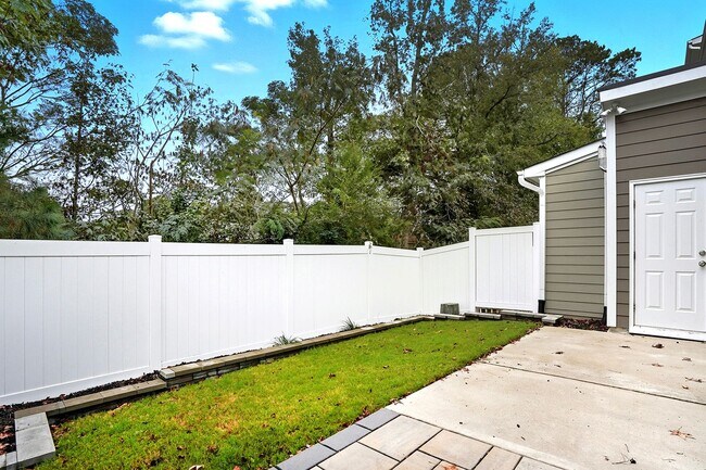 Building Photo - FIRST FLOOR MASTER BEDROOM-END UNIT-GREAT ...