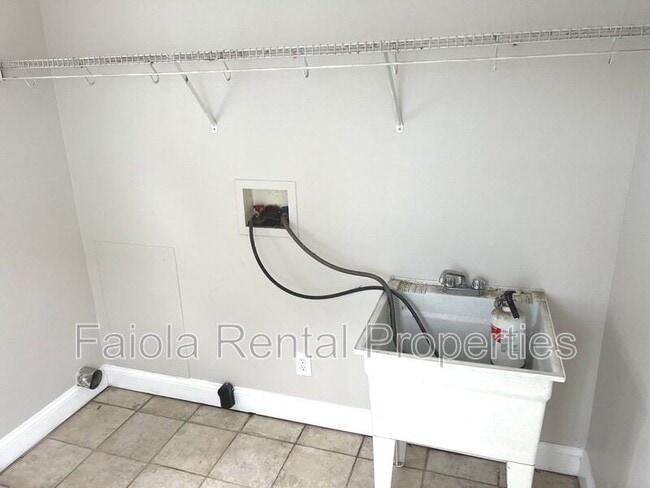 Building Photo - 319 Maurice St