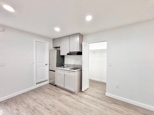 Building Photo - 3945 1/2 Lowell Ave