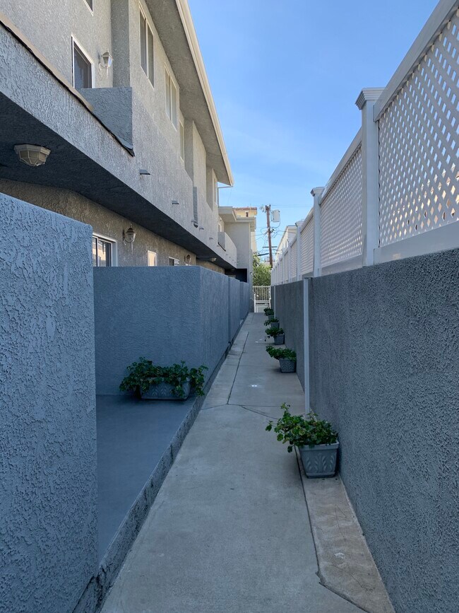 Building Photo - 2471 Sawtelle Blvd