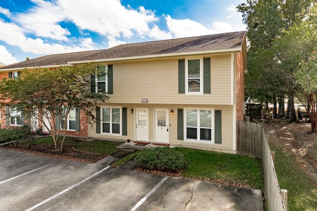 Building Photo - 2 Bedroom Townhome off Bluebonnet