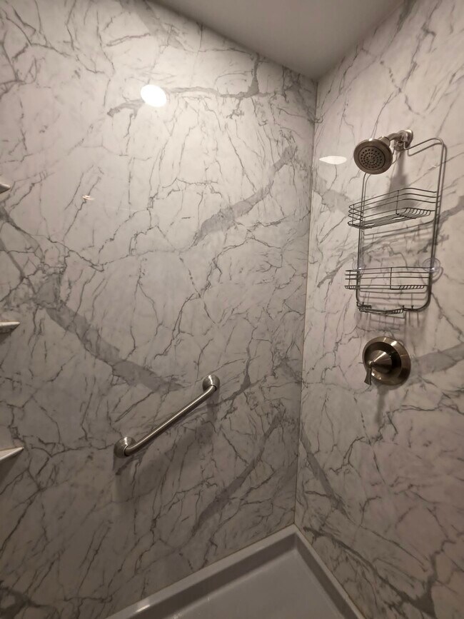 Building Photo - 8241 Robin Hood Dr