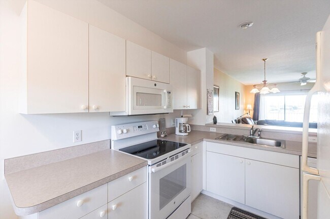 Building Photo - AMAZING CONDO IN WATERSIDE CLUB