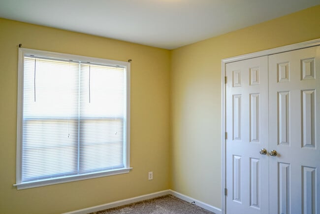 Building Photo - Ranch Home | Back Deck | Fenced In Backyar...