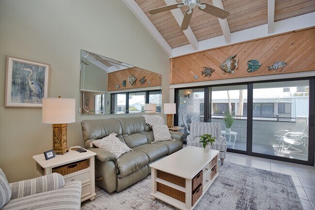 Building Photo - 1555 Tarpon Center Dr