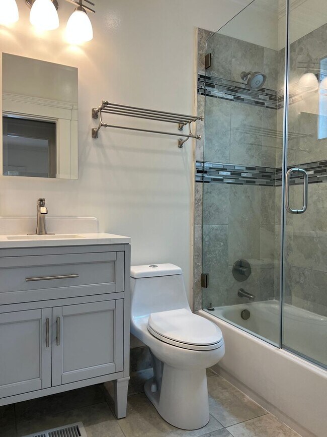Building Photo - Charming Outer Sunset 2 BDRM WITH SUNROOM Home Just Steps from Ocean Beach!