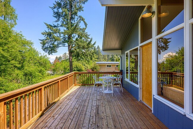 Building Photo - 4 Bed / 3 Bath in the Hallinan Neighborhood