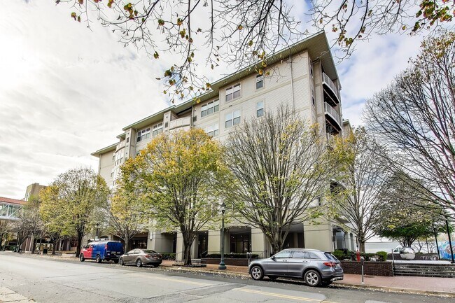 Building Photo - Luxury 1BD/1BA condo steps to SS METRO