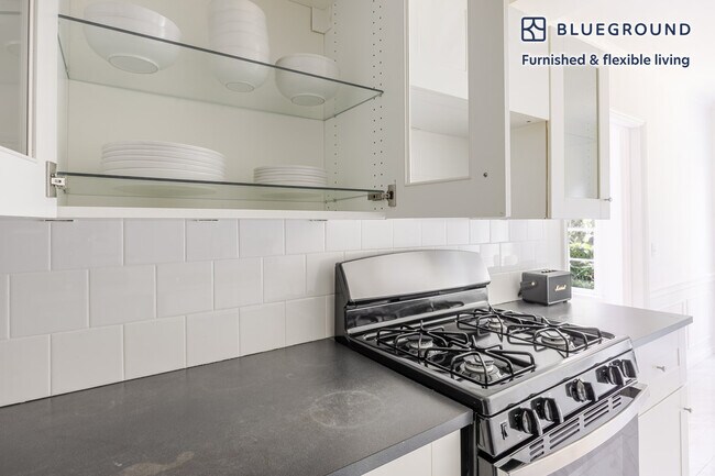 Building Photo - 136 S Roxbury Dr