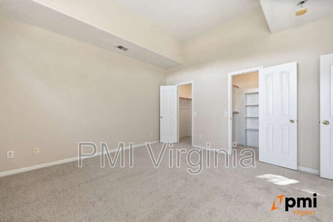 Building Photo - 1002 Nicklaus Dr