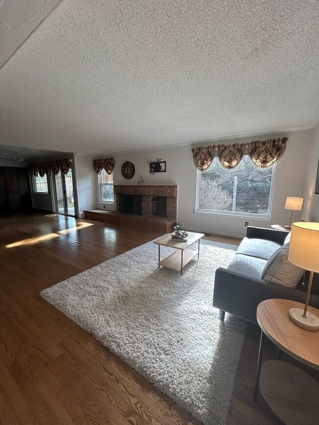 Building Photo - 5 BR/3 1/2 BA in the Desirable Meadowglen Community!!