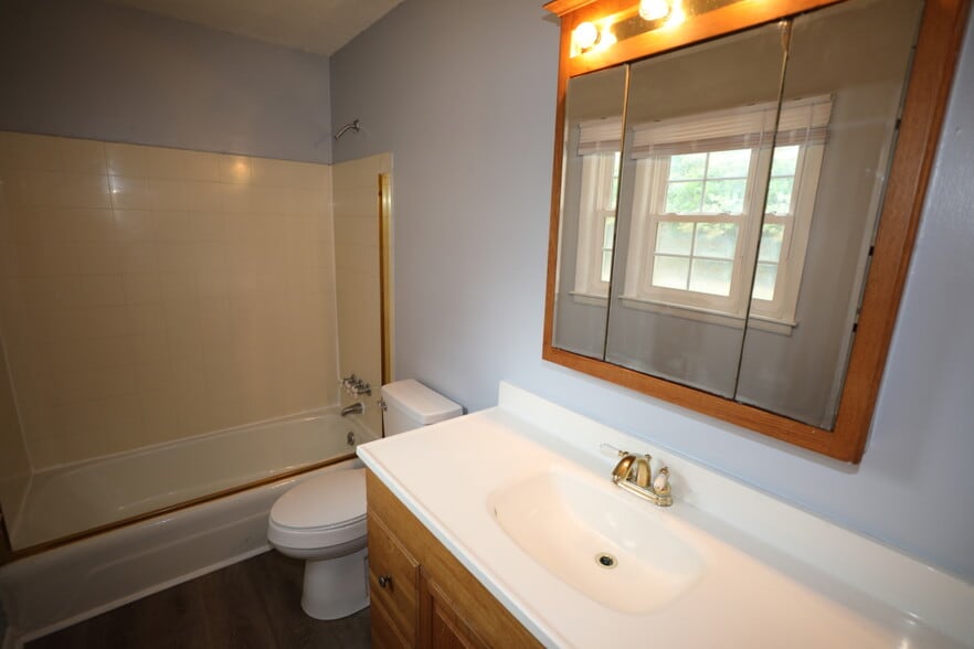 Building Photo - 1815 Paisley Ave