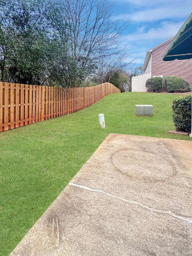 Building Photo - Beautiful End-Unit Townhome Available Immediately