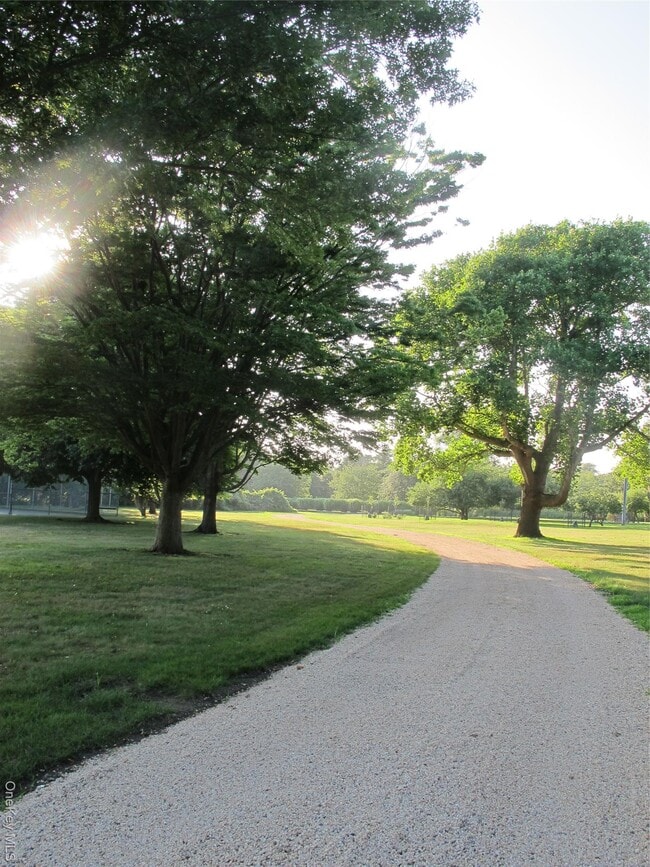 Building Photo - 40 Tuthill Point Rd