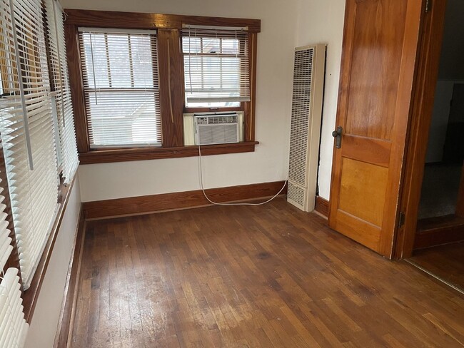 Building Photo - Charming 3 Bedroom Home with Hardwood Floo...