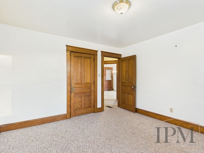 Building Photo - Available Now! Charming 2 Bedroom, 1 Bath ...
