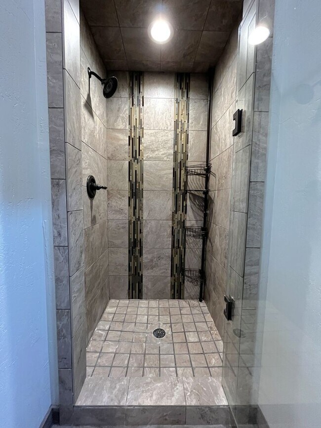 Building Photo - Lovely 3 Bedroom 2 Bathroom Home In NE ABQ!