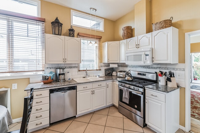 Building Photo - 1227 Sherman St