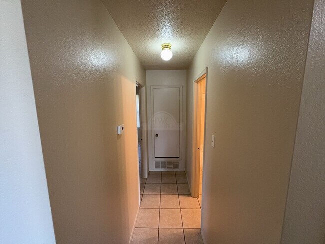 Building Photo - 2208 Hemlock Dr