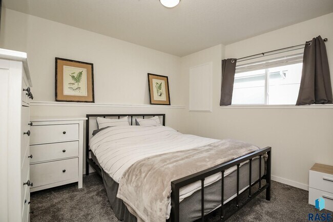 Building Photo - 1600 East 69th St N