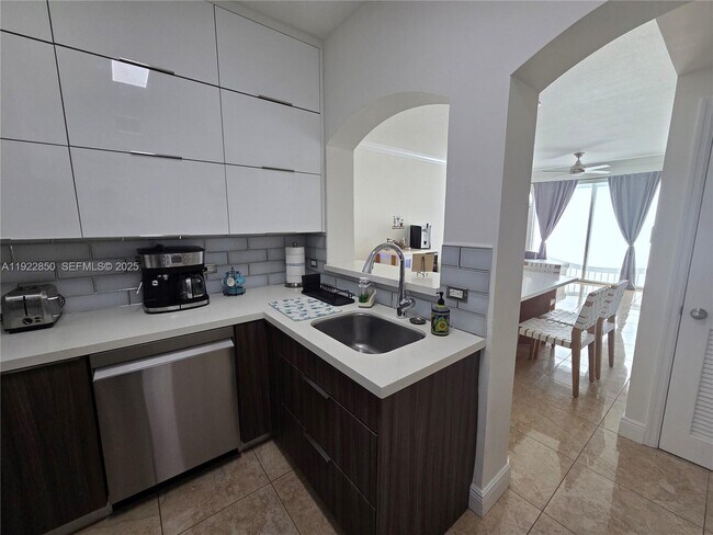 Building Photo - 9172 Collins Ave