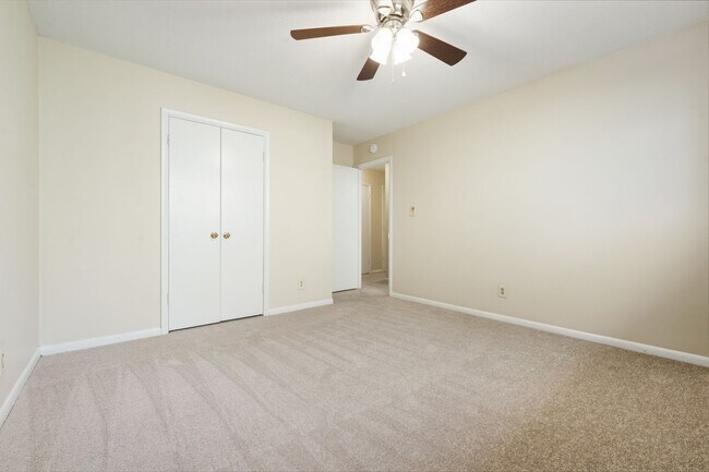 Building Photo - Two bedroom updated paint, carpet washer/dryer included in unit - Immediate Move In